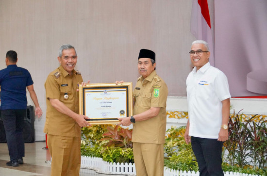 Pj Bupati Kampar Terima Penghargaan Terbaik Pertama Atas Kinerja Penyaluran Kredit Usaha Rakyat dan Ultra Mikro Tahun 2022 dari DJPb Riau. 