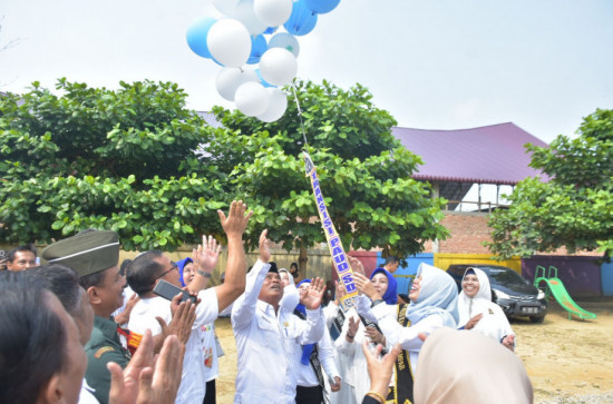 Lepas Balon Transisi Paud Ke SD Oleh Bunda Paud Kab. Kampar Tanda Telah Tersosialisasikan Gempur Paud Kab. Kampar di Kecamatan Tapung. 