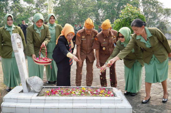 Ditandai Dengan Tabur Bunga di TMP Kusuma Eka Bhakti, Pj Sekda Kampar Bersama Forkopimda Gelar Upacara HUT TNI Ke-78