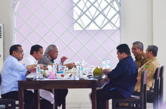 Pj Bupati Kampar Jamu Makan Siang Presiden RI Joko Widodo di Rumah Makan Pak Abbas Tambang. 