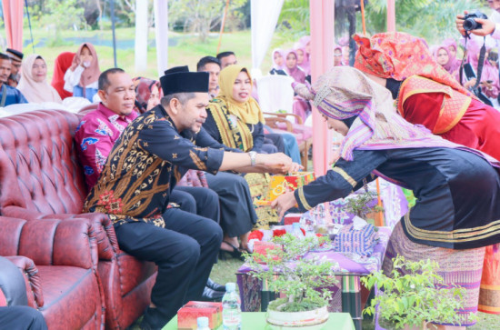 Pada Wisudawan Anak SMKN 1 Kuok, Staf Ahli Bupati Riadel Fitri ; Ikuti Kemajuan Tekhnologi yang pesat perlu Bekal Ilmu dan Iman Yang Kuat. 