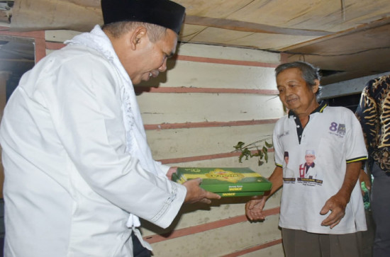Menjelang Berbuka Puasa, Pj Bupati Kampar langsung Bagikan Sembako Kerumah-rumah Warga. 