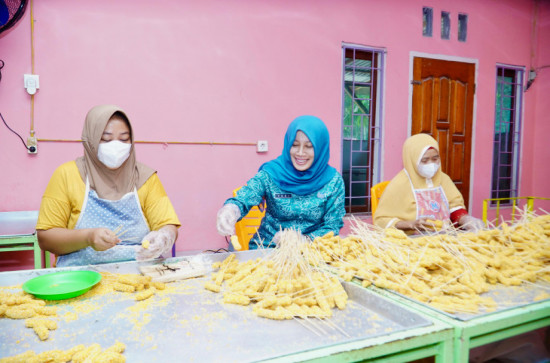 Lakukan Kunjungan Ke Rumah Produksi UMKM Frozen Food Aisyah, Pj. Ketua TP PKK Kab. Kampar : Dorong Dan Majukan UMKM Untuk Peningkatan Perekonomian Masyarakat. 