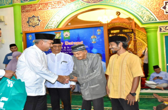 Safari Ramadhan Hari Ke 14 Ramadhan 1444 H, Pj. Bupati Kampar: Jadikan Momentum Ramadhan Sebagai Peningkat Rasa Kepedulian Terhadap Pengentasan Kemiskinan Ektrim di Kabupaten Kampar