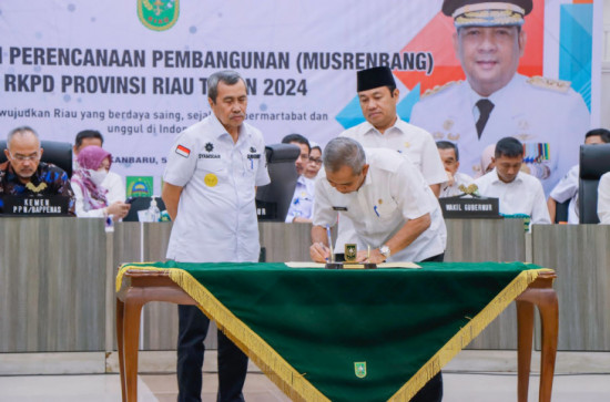 Ikuti Musrenbang RKPD Provinsi Riau, Pj. Bupati Kampar Tanda Tangani Berita Acara. 