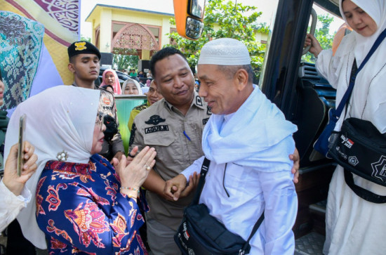 Sambut Kedatangan Jamaah Haji Kloter 4 Kabupaten Kampar, Pj Sekda Kampar Ramlah ; Selamat Kembali ke Tanah Air. 