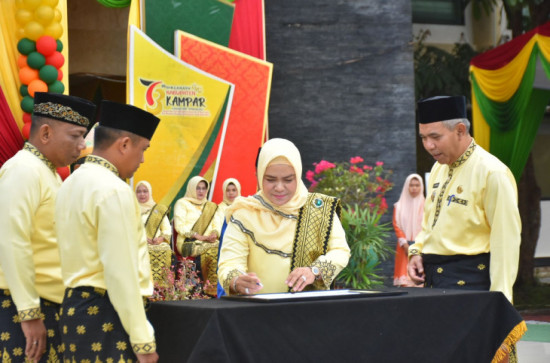 Ketua TP PKK Kabupaten Kampar Deswita Kamsol Ikuti Seluruh Rangkaian Hari Jadi Kabupaten Kampar Ke-73 Tahun 2023. 