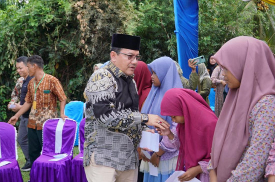 Penyantunan Anak Yatim Dusun V Tarok Desa Alam Panjang, Camat Rumbio Jaya Ramzi Sampaikan Pesan Pj Bupati Kampar. 