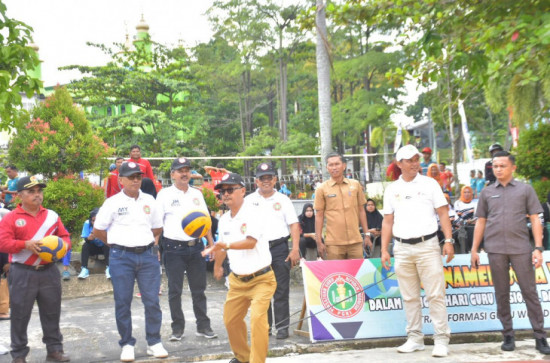 Buka Pertandingan Bola Volly HUT PGRI Kabupaten Kampar, Pj. Bupati Kampar :  Jaga Semangat Kebersamaan Dan Sportifitas