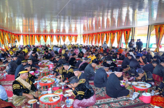 Sebanyak 128 Jambau Dulang Kaki Tiga Berjejer di Balai Adat Tutup Rangkaian Hari Jadi Kampar ke 73 Tahun 2023. 