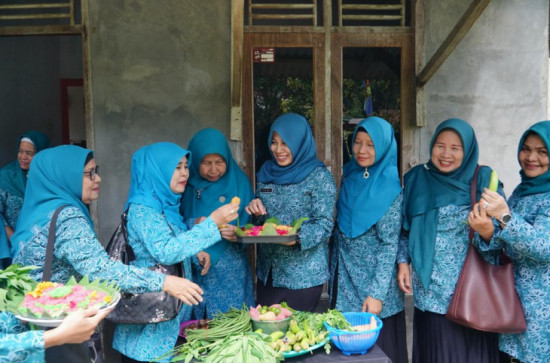Dampingi Tim Penilai lomba HKG PKK Ke-51 Tahun 2023, Yusi Prastiningsih Harapan Kita Lima Desa di Kampar Menjadi Yang Terbaik Dalam Penilaian. 