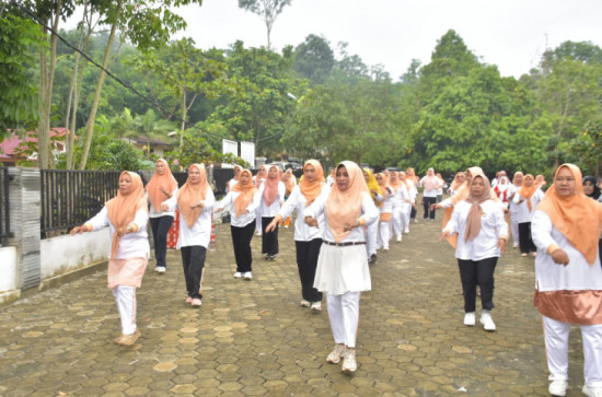 Peringati Hari Osteoporosis Sedunia, DWP Kabupaten Kampar Lakukan Senam Bersama