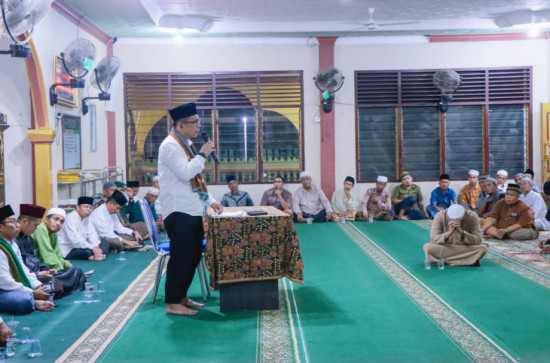 Malam Ke-16 Safari Ramadhan Pemda Kampar, Pj Sekda Kampar Berharap Kepada Masyarakat Untuk Selalu Mendukung Program Pemerintah dalam Mengentaskan Kemiskinan. 