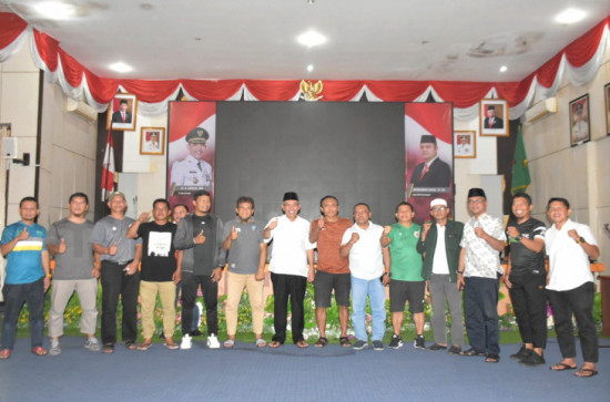 Usai Eksebisi dengan Mantan Pemain Timnas Melawan PSPS All Star , Pj Bupati Kampar Jamu Makan Malam Seluruh Pemain. 