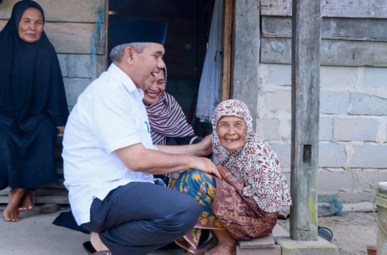 Ramadhan Peduli Tetangga, Pj Bupati Kampar Menyerahkan Sembako Untuk Masyarakat yang Kurang Mampu di 3 Titik 