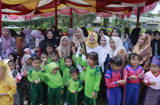 Perdana sosialisasi Gempur Paud di Kecamatan Rumbio Jaya , Bunda Paud kampar Disambut Meriah dengan penampilan Marching Band dari Murid  SDN 011 desa Bukit Kratai. 