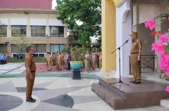 Apel Gabungan Netralitas ASN Pada Pemilu Dan Pemilu Serentak 2024, Pj. Bupati Kampar Bacakan Ikrar, dan Tekankan Agar ASN Berperan Aktif Dalam Menyongsong Pemilu 2024 