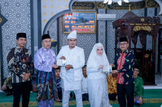 Bersama Gubernur Riau, Pj Bupati Kampar menjadi Saksi Pernikahan.