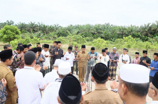 Usai Pengajian Akbar Bersama Dr KH Mustain Syafi'i, Ahmad Yuzar Lakukan Peletakan Batu Pertama Pembangunan Ponpes Hamalatul Qur'an 