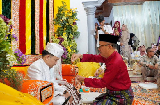 Pj Bupati Kampar H. Muhammad Firdaus, SE, MM Jadi Saksi Nikah Putra Datuk Bandaro Mudo Drs. H. Yusri, M. Si 