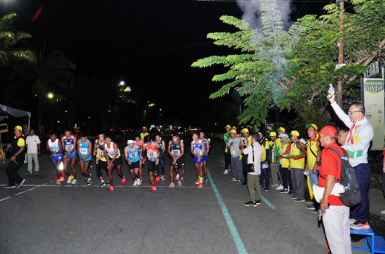 Dilepas Pj Bupati Kampar Pukul 05.00 Wib Subuh, Robi Sianturi Atlit Marathon Nasional Kembali Sabet Medali Emas. 