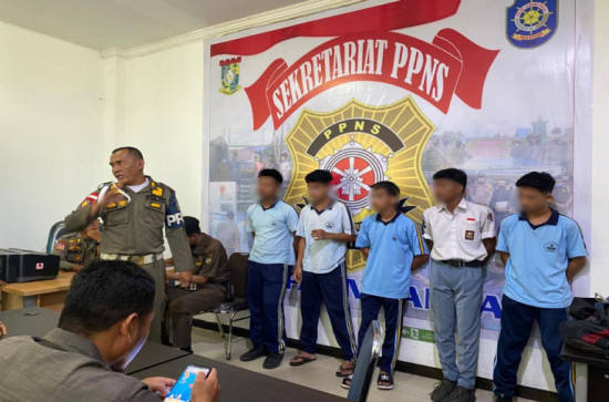 Satpol PP Kabupaten Kampar Amankan 5 Siswa Yang Berkeliaran Saat Jam Belajar Sekolah. 