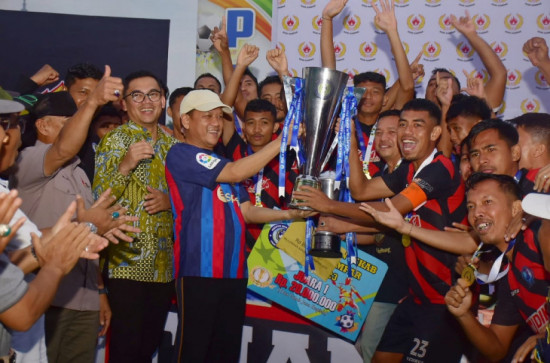 Final Kejuaraan ASKAB PSSI Kampar, Andika FC Kuok Juara Usai Libas BRKS dengan Skor Telak 6-1. 