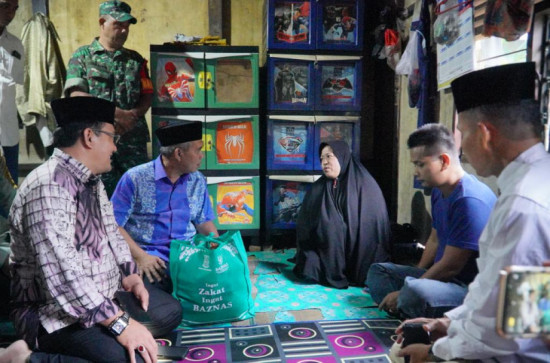 Kembali, Pj Bupati Kampar Sisir Masyrakat Kurang Mampu dan Bagikan Takjil Untuk Masayarakat Rumbio Jaya. 
