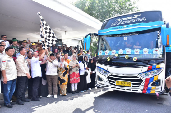 Dari Kampar Gubernur Riau lepas Kontingen Riau Ikuti PENAS XVI Petani dan Nelayan ke Padang Sumatera Barat Tahun 2023. 