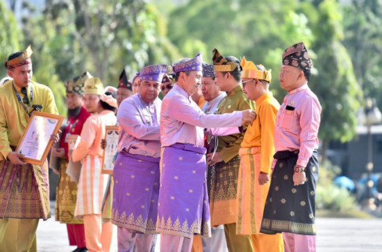 Puncak Hut Riau, Pj Bupati Kampar Terima Penghargaan Lencana Wira Bangun Desa