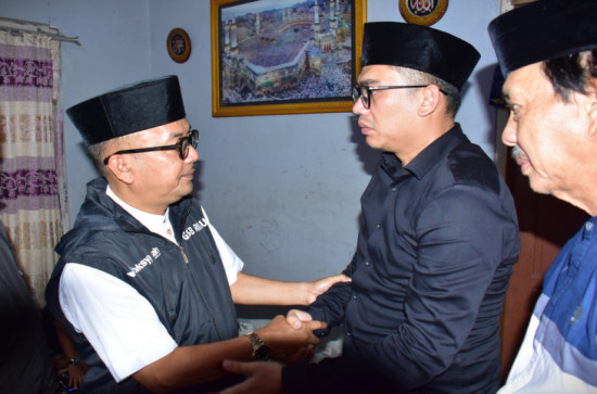 Pj Bupati Kampar bersama Sekda Kampar Melayat Ke Rumah Duka Almarhum Imran Husin, Orang Tua Anggota DPD RI Edwin Pratama Putra