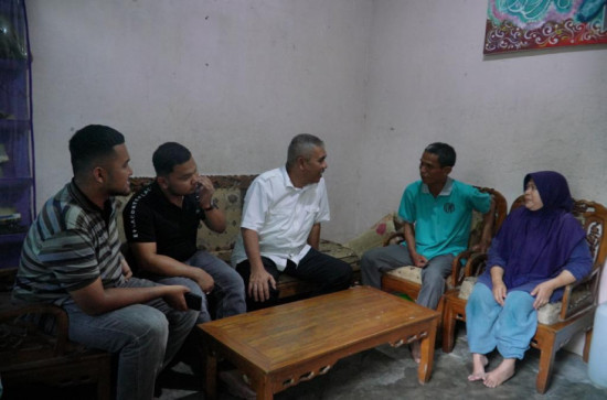 Sambangi Warga Kurang Mampu, Pj. Bupati Kampar : Selalu Siap Terhadap Tetangga Yang Membutuhkan. 