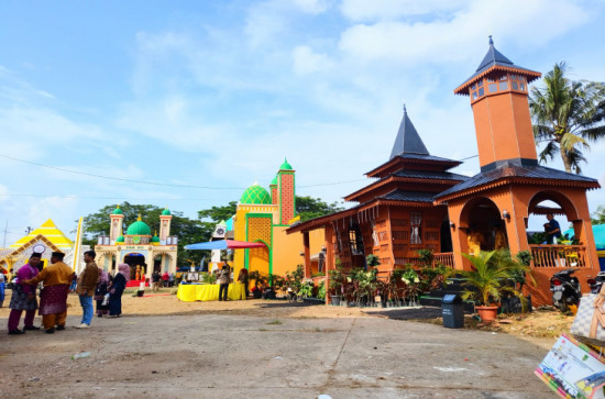 Berbeda dari Sebelumnya, Kali Ini Stand Bazar Kampar Tampilkan Duplikat Masjid Jami' Air Tiris. 