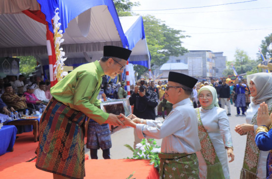 Ikuti Pawai Ta'aruf Sambil diarak Dikiu Gubano dan Kapal Hias, Pj Bupati Kampar Serahkan Al-Qur'an dan Tasbih Kepada Gubernur Riau. 