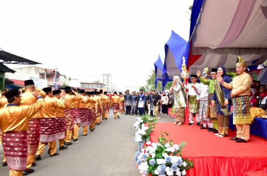 Tampil Memukau, Kampar Angkat thema Tali Bapilin Tigo, Tigo tungku Sajoghangan. 