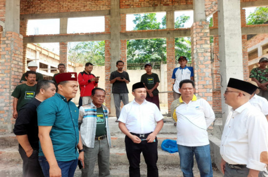 Ditinjau Pj. Bupati Kampar, masyarakat berharap Semoga Pembangunan Mesjid Nurul Azhar ini Dapat Segera di Selesaikan. 