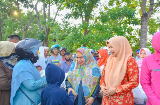 Ketua TP - PKK Kampar Ny.Deswita Kamsol Bagikan Takjil Di Bundaran Jalan M.Yamin Bangkinang Kota. 