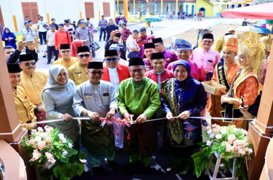 Resmi di Buka, Pj Bupati Kampar dan Pj Ketua TP PKK Kabupaten dampingi Gubernur Potong Pita Stand Bazaar Kampar. 