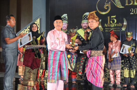 Terima Penghargaan Anugerah Budaya 2023 dari Gubernur Riau, Pemkab Kampar Apresiasi Putra Terbaik Kampar Wan Harun Ismail. 