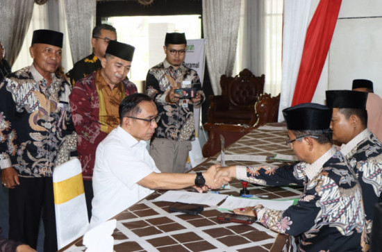 Pj Sekda Kampar Serahkan Zakat Maal ke Baznas Kampar. 
