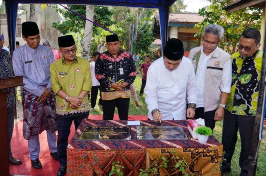Pj Bupati Kampar Dampingi Kunker Gubri Resmikan Jalan dan Serahkan Bankeu Khusus di Koto Kampar Hulu. 