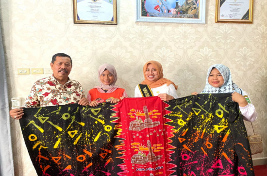 Terima Hasil Membatik Siswi SLB Negeri Bangkinang, drg. Yusi Firdaus : Keterbatasan Tak Halangi Untuk Berkarya Dan Hasilkan Karya Yang Luar Biasa