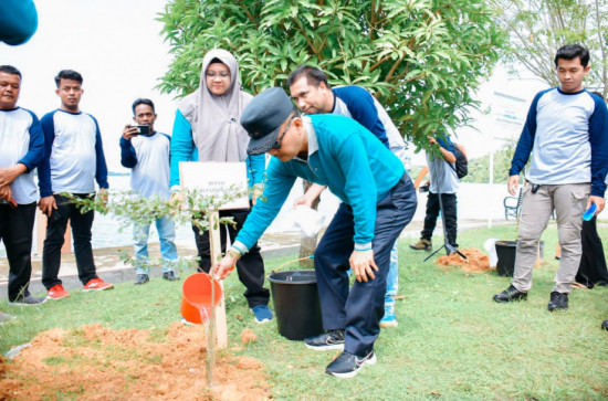 Lakukan Penanaman Bibit Tanaman, Pj Bupati Kampar Berharap Penanaman Pohon Tidak Hanya Seremonial Belaka, Akan Tetapi Di Jaga Dan di Pelihara.