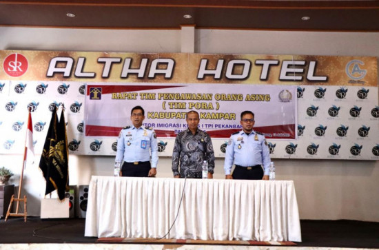 Buka Rapat Tim Pengawasan Orang Asing, Asisten I Berharap pentingnya pemantauan dan pengawasan orang asing di Bumi Serambi Mekah Provinsi Riau ini untuk menjaga Keamanan Masyarakat. 