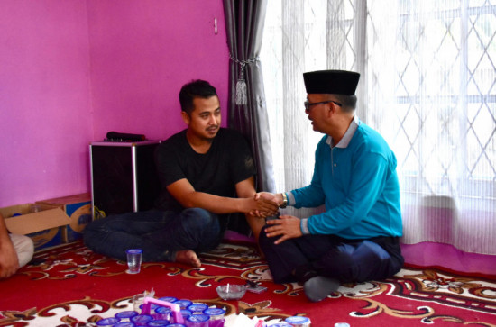 Pj Bupati Kampar Melayat ke Rumah Duka Hj. Tuti Baharuddin Ibunda Wahyu Syaputra Staf Prokopim Setda Kampar. 