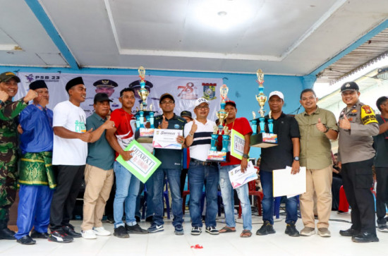 Tim Pacu Sampan dari Jambi Rebut Piala Bupati Kampar, Pj Bupati Kampar Ucapkan Selamat dan Bangga dengan Masyarakat Buluh Cina dalam Bangkitkan Pariwisata. 