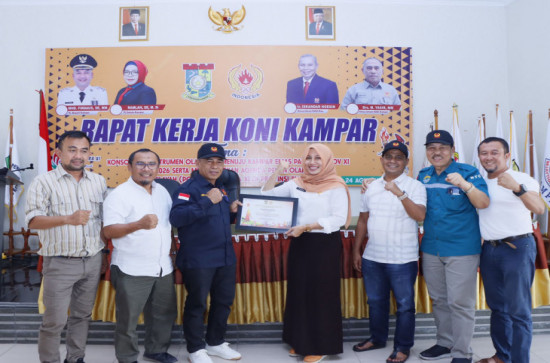 Walau Baru di Kampar Tapi Punya kepedulian Komitmen Tinggi,  drg . Yusi Firdaus Terima Penghargaan Sebagai Tokoh Olahraga Kabupaten Kampar