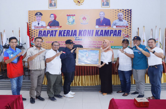 Kunjungi KONI Kampar, Pj Ketua TP PKK Kabupaten Kampar drg Yusi Firdaus Terima Penghargaan Tertinggi. 