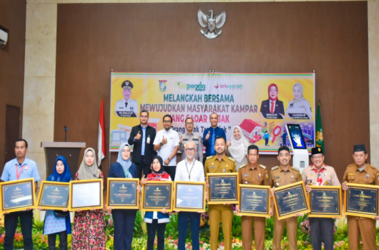 PJ Bupati Kampar Serahkan Penghargaan Kepatuhan Masyarakat Terhadap PBB-P2