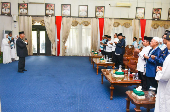 Lepas Jamaah Umrah,  Wakili Bupati Kampar, Ketua LPTQ Kampar Himbau Do'akan Kampar Menjadi Negeri yang Aman Nyaman dan Sejahtera. 